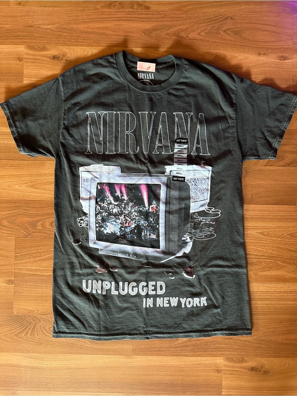 Hot Topic Black Nirvana 'Unplugged In New York' Graphic Tee - Picture 2 of 7